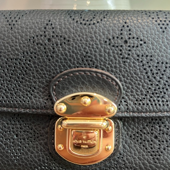 AUTHENTIC LIKE NEW LV AMELIA NOIR MAHINA WALLET - Picture 5 of 9